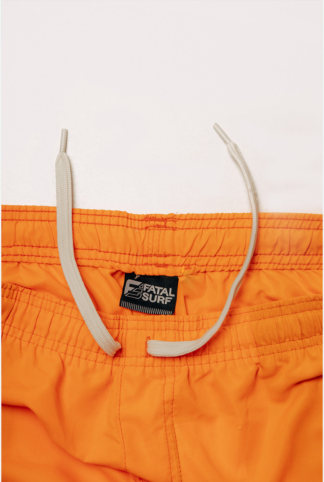 Modelo usando jaqueta azul escuro reforçada da fatal e um tênis branco.