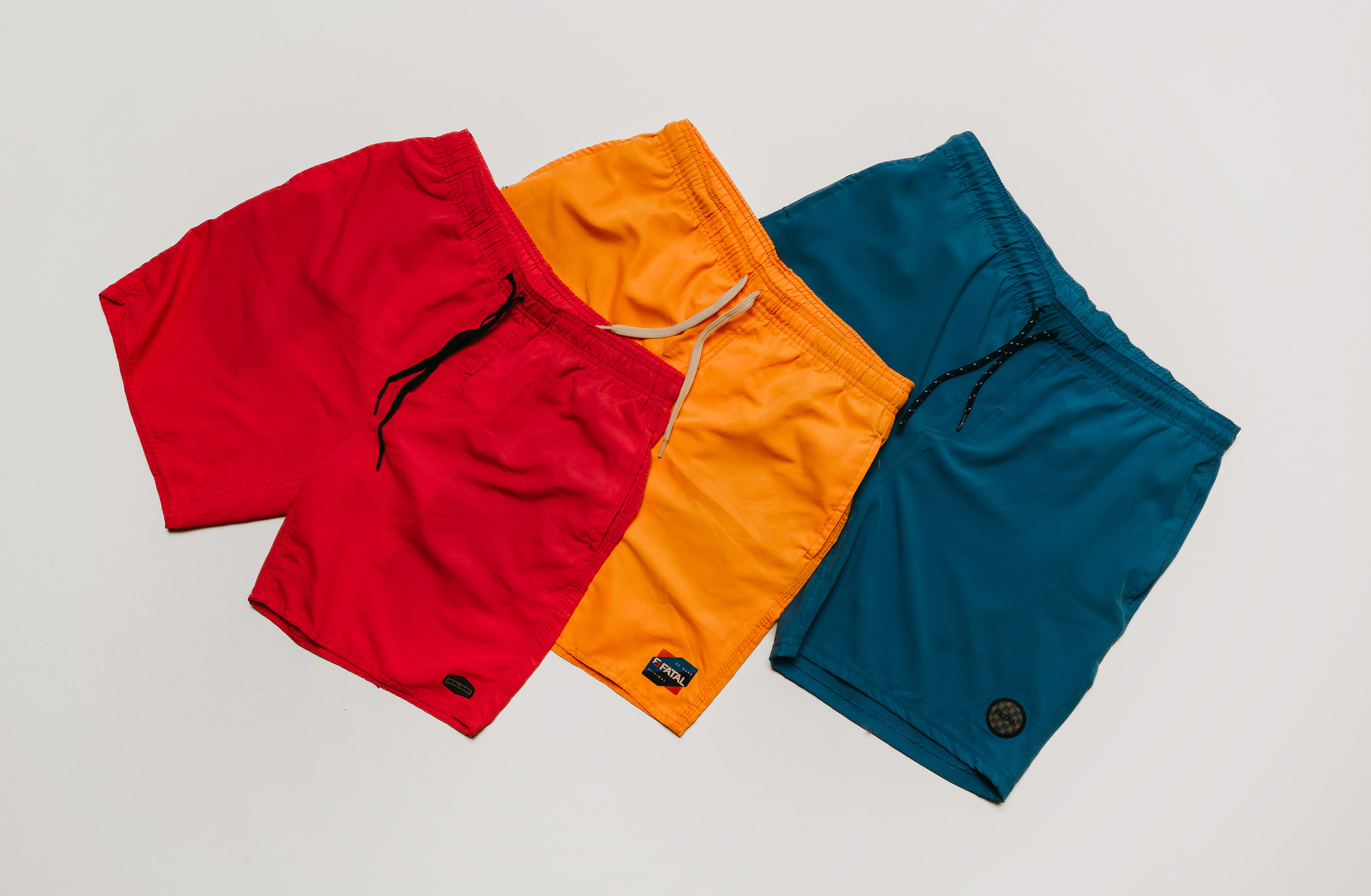 Dois modelos usando moletons cinza originais da marca. Ambos estão dentro de um carro e de óculos escuros.