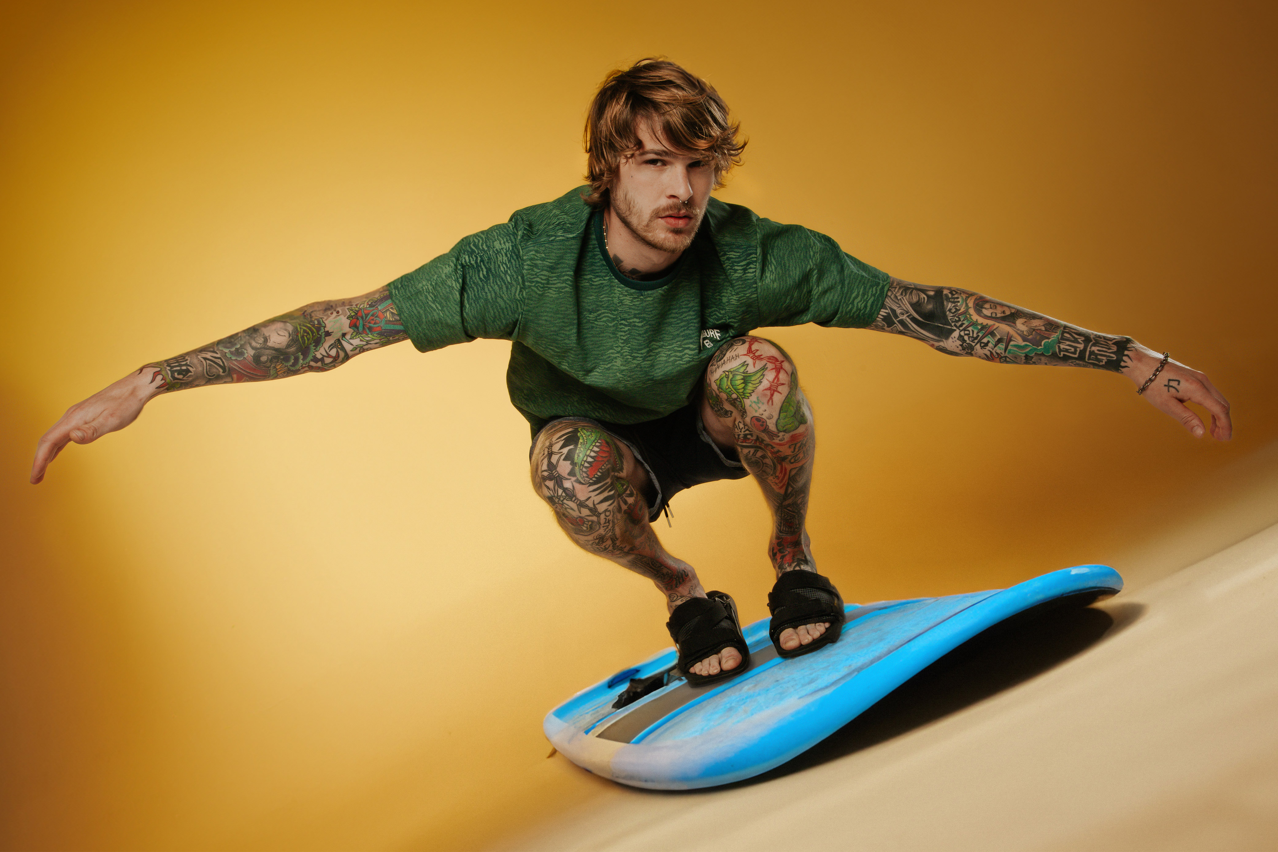 Selfie de um modelo usando uma camiseta azul escuro e uma jaquela cinza da fatal.